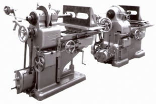 製作した内面研削盤 1号機（左）と2号機（右）